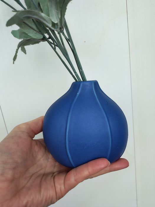Синяя вазочка для цветов