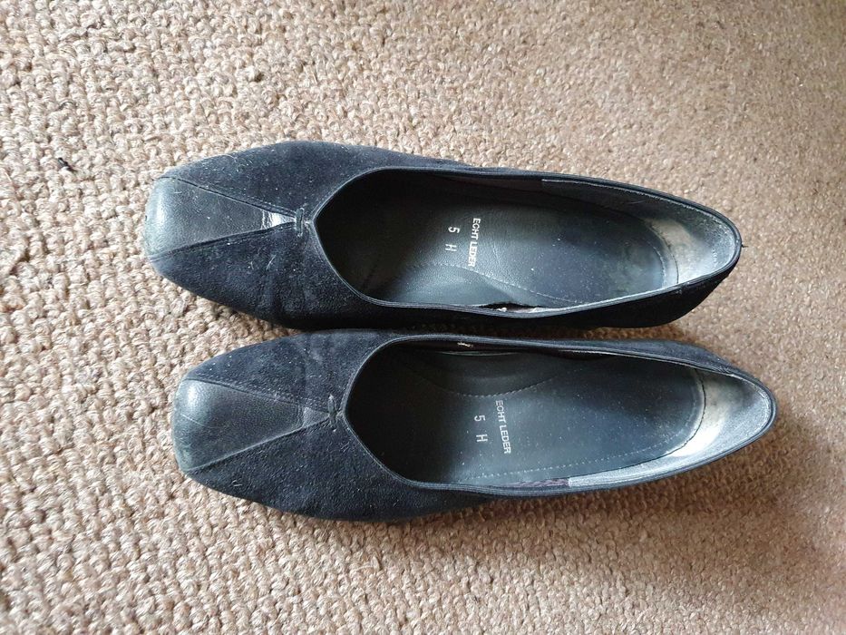 Czarne buty na słupkach