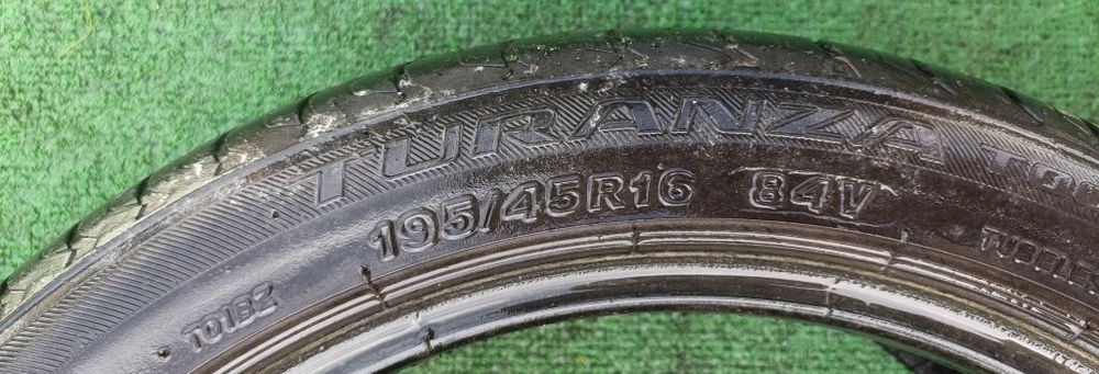 Dois Pneus usados da Bridgestone