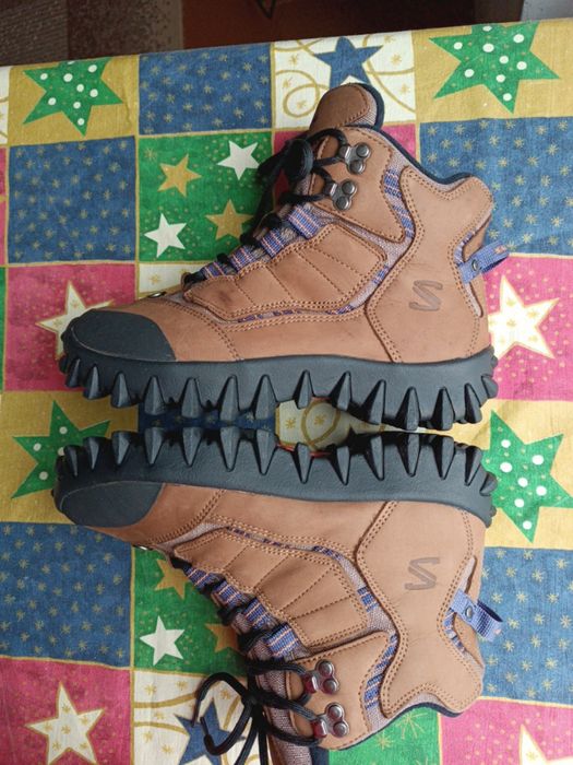 Жіночі трекінгові черевики Salomon.