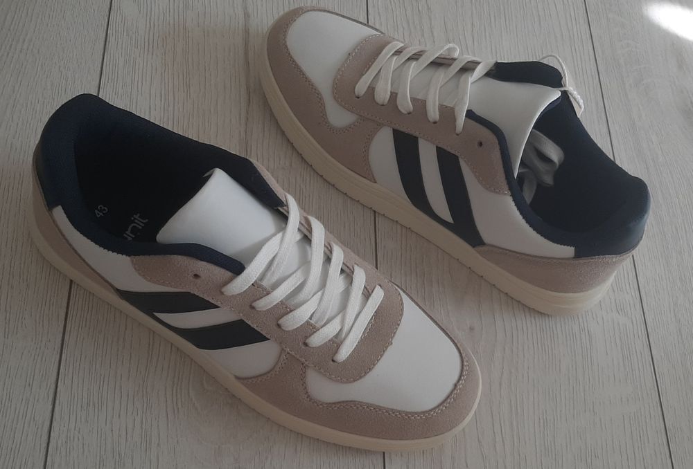 Кросівки 43 розміру