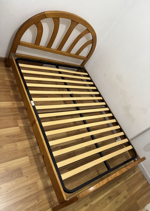 Cama de madeira com estrutura metálica