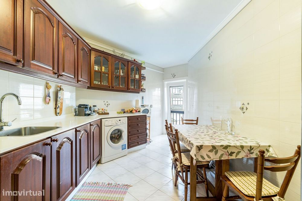 Apartamento T3 a 2 Minutos da Praia com Box Fechada e Churrasqueira em