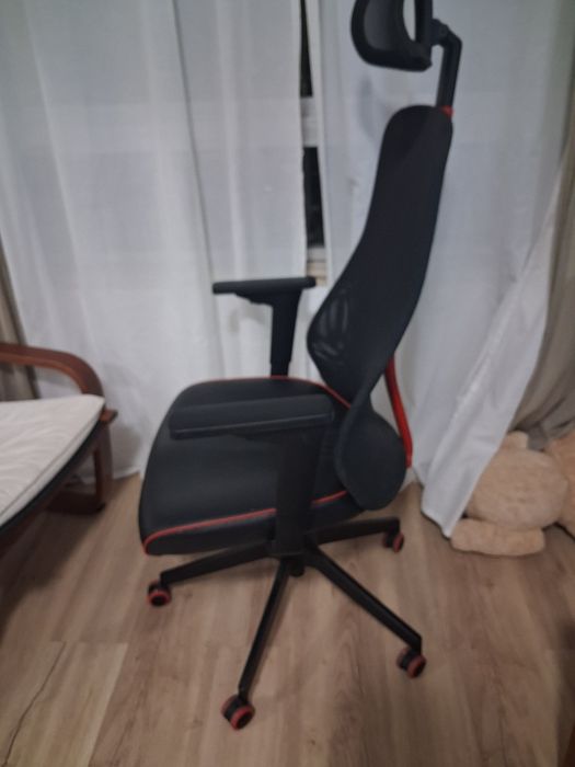 Cadeira de Escritório IKEA – Preta e Vermelha
