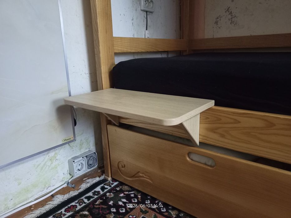 Деревянная двухъярусная кровать