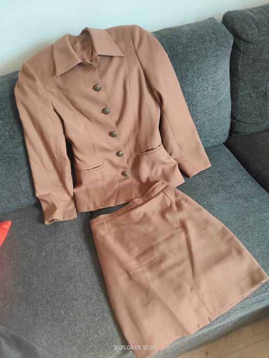 ELEGANCKI_Garnitur / Damski_Beż / Kakao_Zjawiskowy_36_Okazja