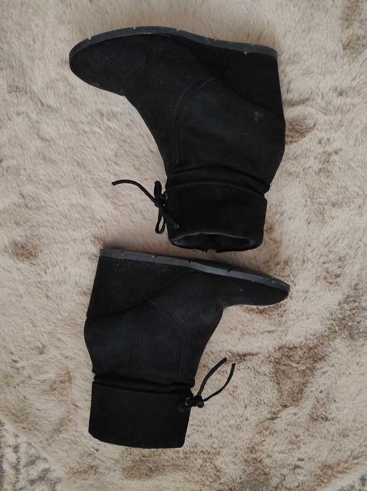 Czarne buty zimowe na koturnie