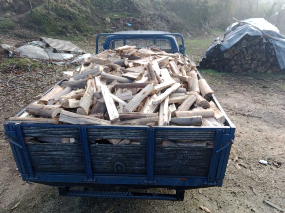 Lenha seca para entrega em casa