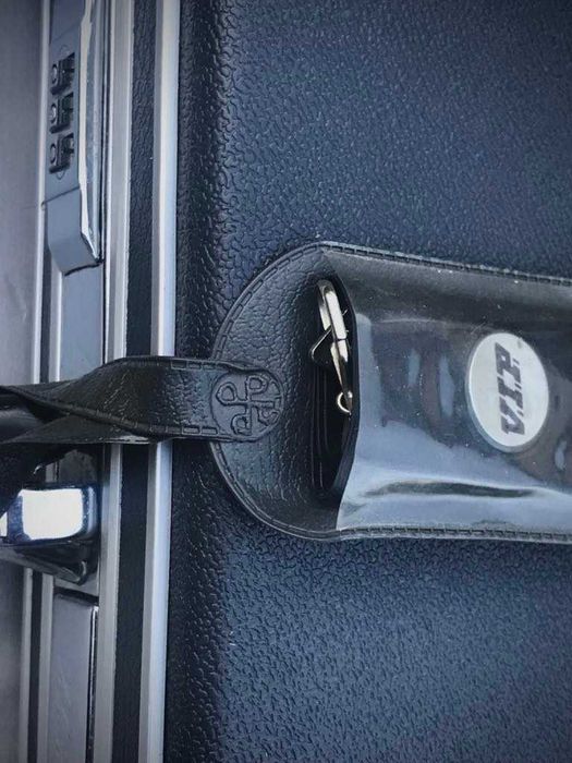 Продам чорний  дипломат портфель