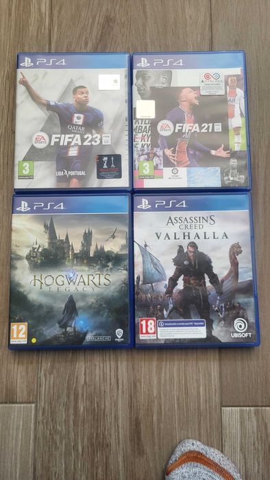 PlayStation 4 com 1 comando e extras