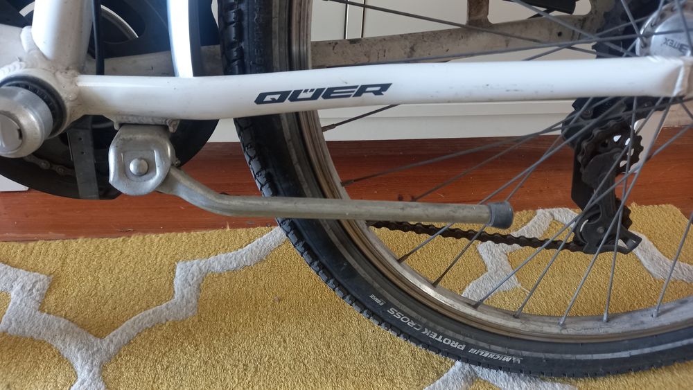Bicicleta leve e em ótima condição QÜER