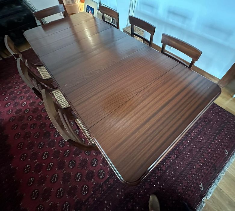 Mesa e cadeiras de madeira