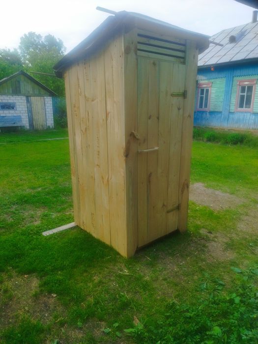 Дачный туалет из сухостоя.