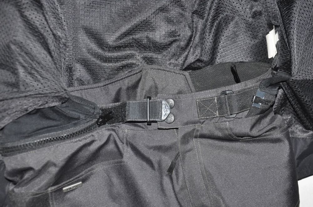 Літній мото костюм Buse 
В гарному стані без нюансів та запаху 
Повний