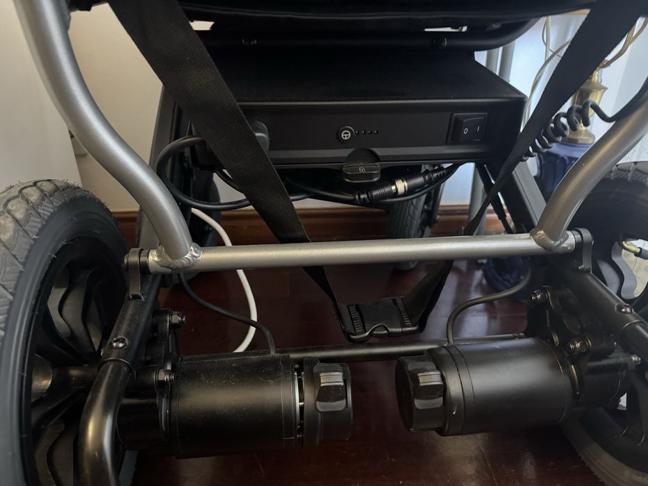 Cadeira de rodas elétrica dobrável Mobiclinic Mara