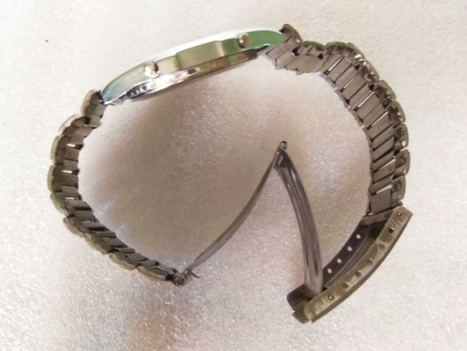 Часы электронные "Sanyo".