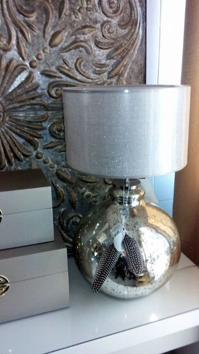 2 candeeiros novos com abajours brilhantes e acessorios penas