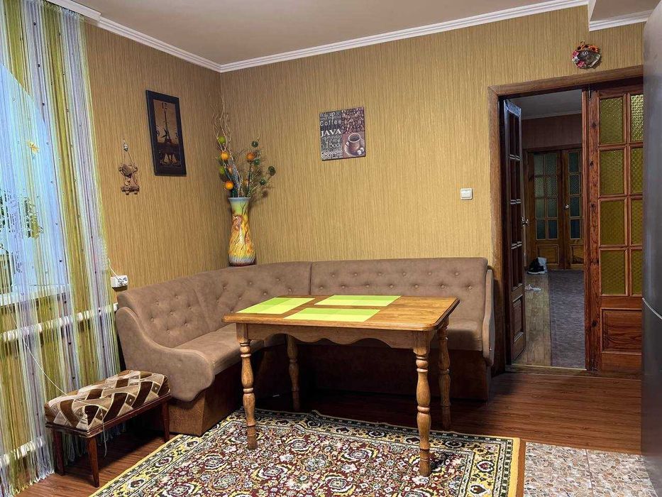 Продається просторий житловий будинок з земельною ділянкою 0,43 га