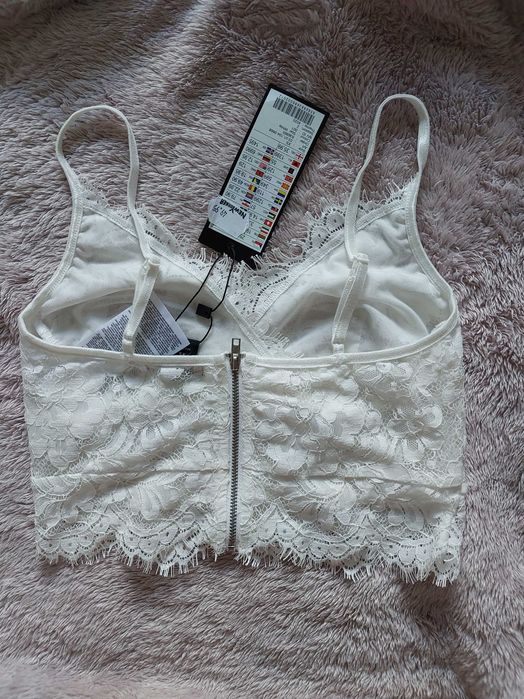 Biały koronkowy top crop.