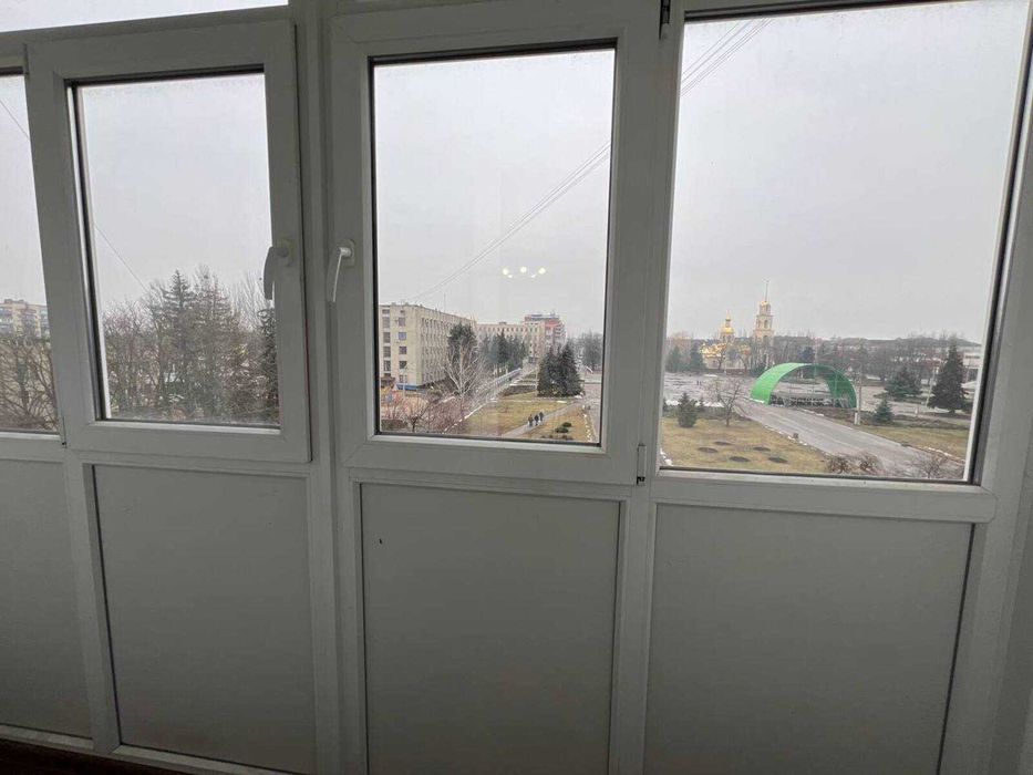 Посуточно  2 комн. Центр , площадь.