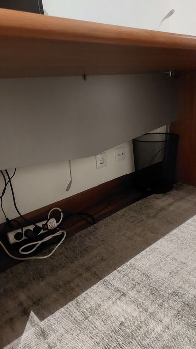 Secretária e módulo de gavetas com OFERTA da cadeira- como novo