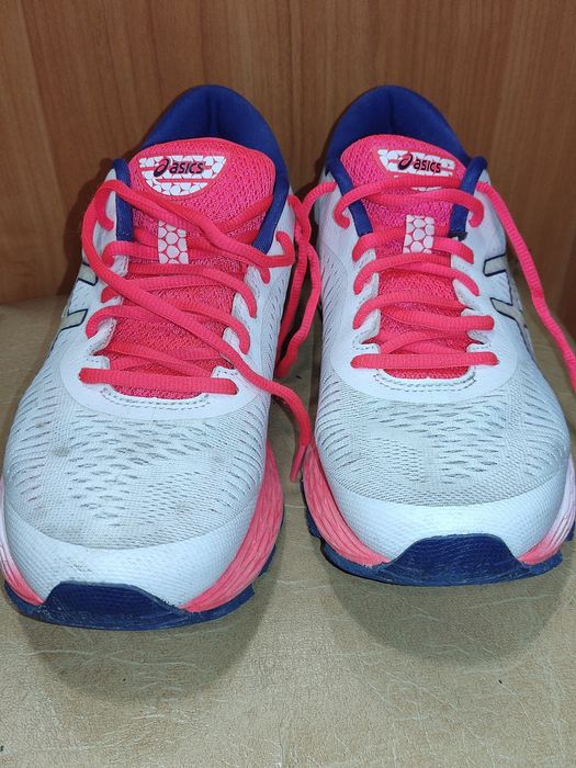 Кросівки ASICS,в чудовому стані