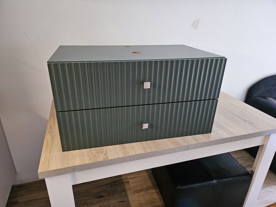 Szmaragdowa ryflowana szafka łazienkowa pod umywalkę