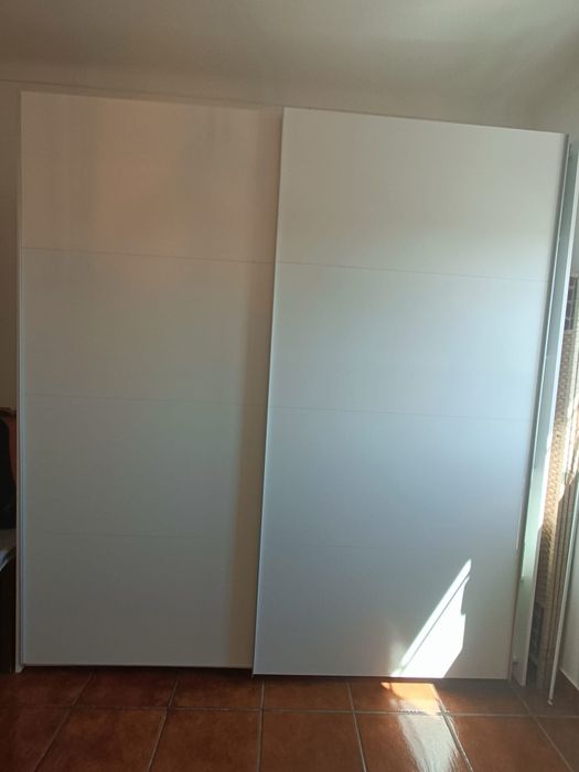 Armário de portas de correr