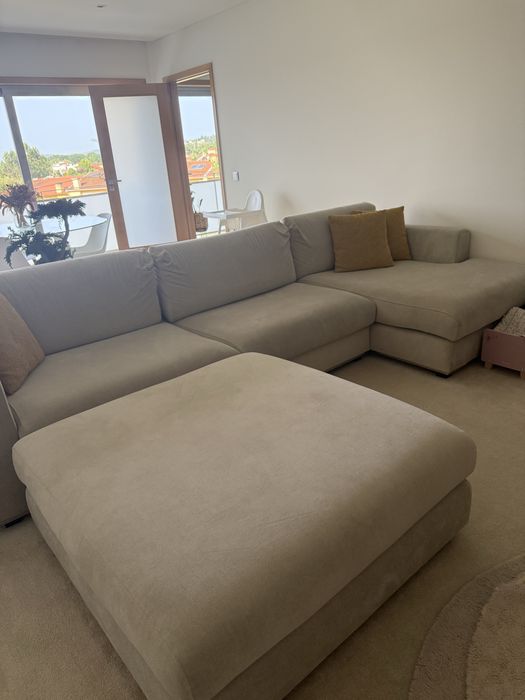 Sofá com chaise long e puff, com tecido fe alta qualidade laválel