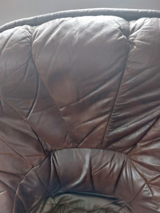 Skórzany fotel na dębowym stelażu