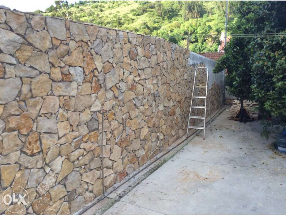 Pedra amarela mistura serrada trás