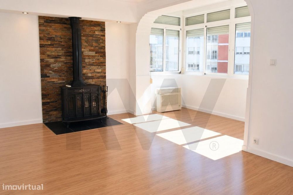 Lumiar | Apartamento T4 com boas áreas e vista desafogada.