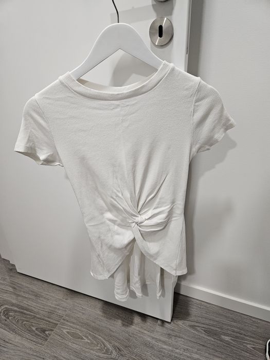 T-shirt branca com nó