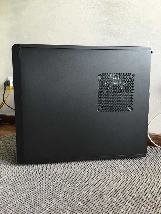 Computador (desktop) com capacidade para jogos e edição gráfica.