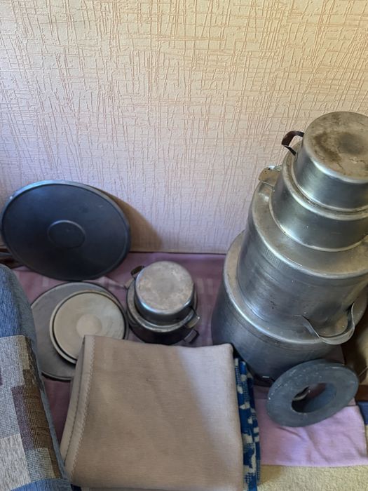 Металеві емності для чогось.Терміново