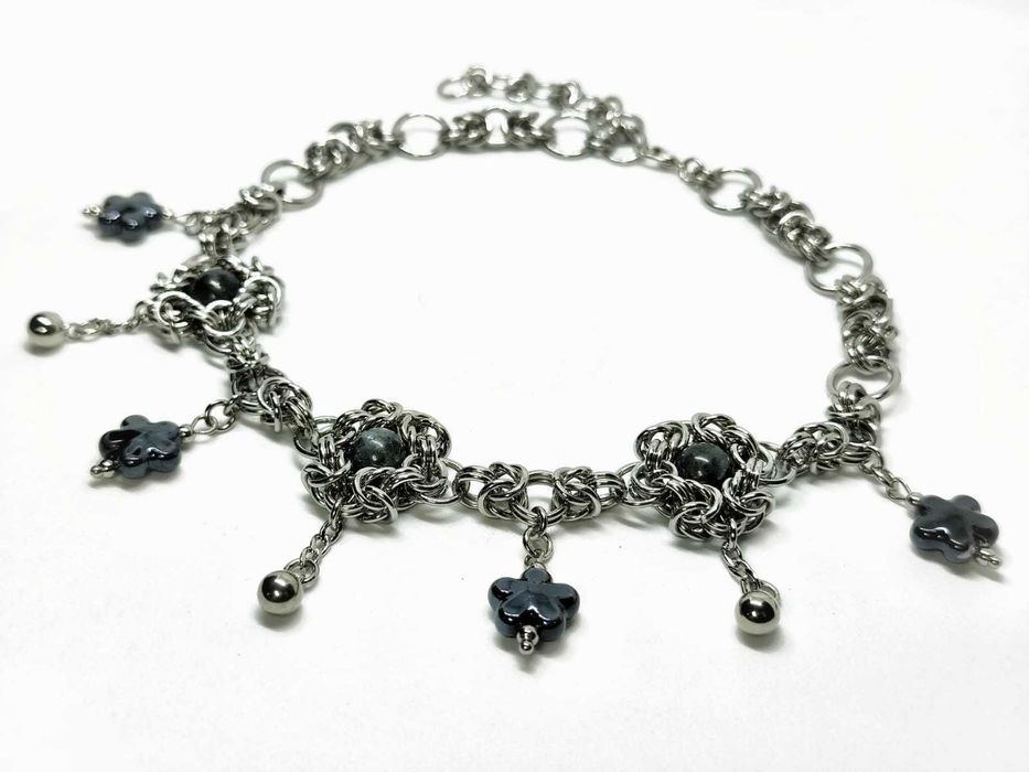 Choker z ciemnym labradorytem i ceramicznymi kwiatuszkami granatowymi