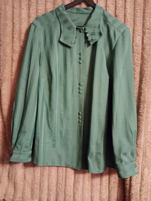 Piękna seledynowo-zielona koszula bluzka