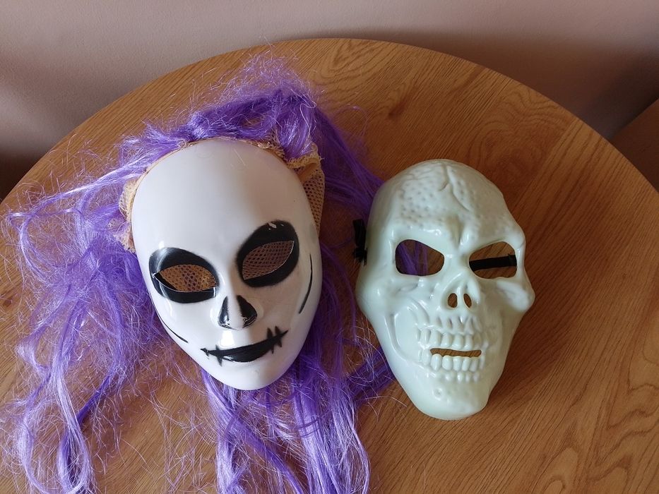 Maski Halloween kościotrup i upiorna dama z fioletowymi włosami