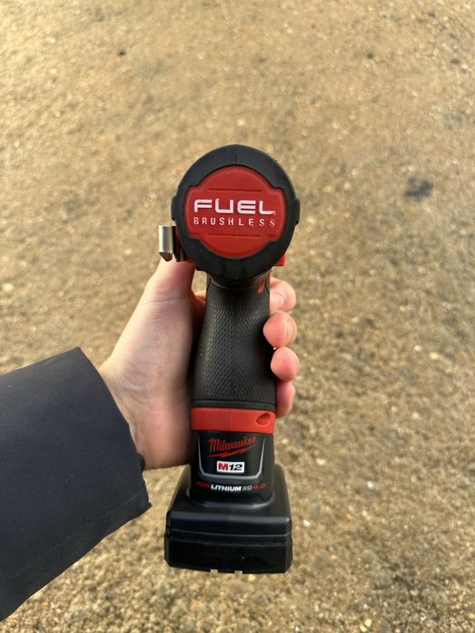 Aparafusadora de impacto Milwaukee M12