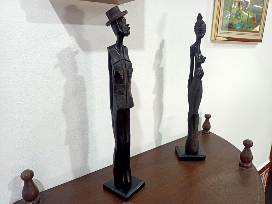 Estatuetas estátuas africanas esculpidas em madeira Pau preto casa quarto apartamento vivenda carro cozinha escritório gabinete sala.