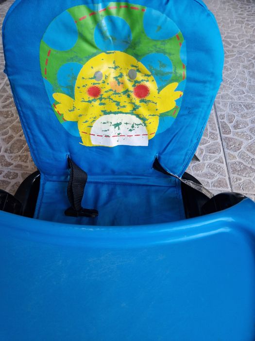 Cadeira com ajuste em altura para a criança comer á mesa.