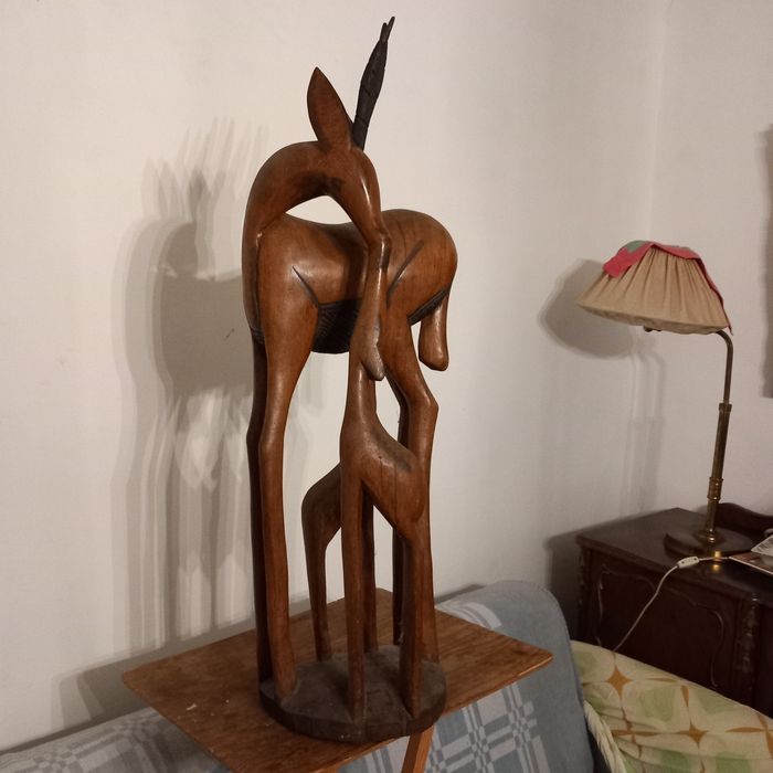 Escultura em madeira veado com filhotes