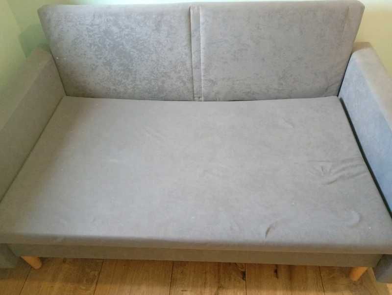 Mała sofa dziecięca uszkodzona