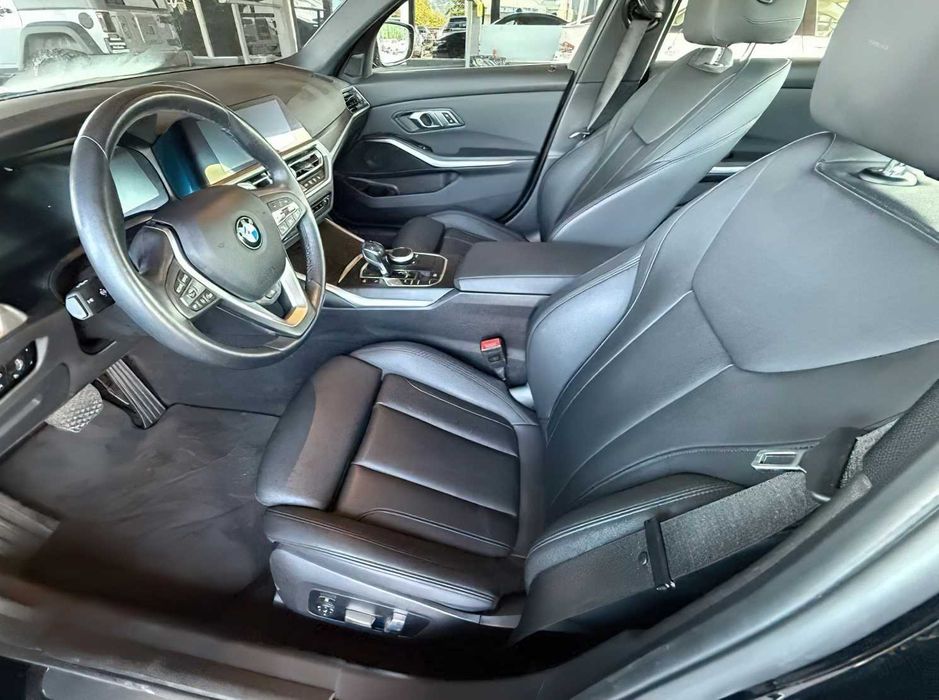BMW 330xi      2020