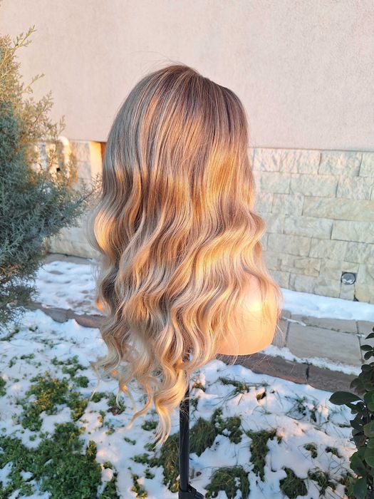 Falowana Peruka Poniżej Blond Ombre Na Koronkowej Siateczce