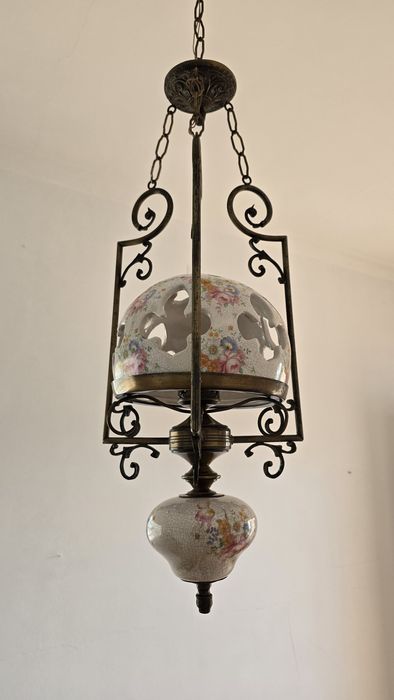 Candeeiro Suspenso em Ferro Forjado e Porcelana Pintada à Mão