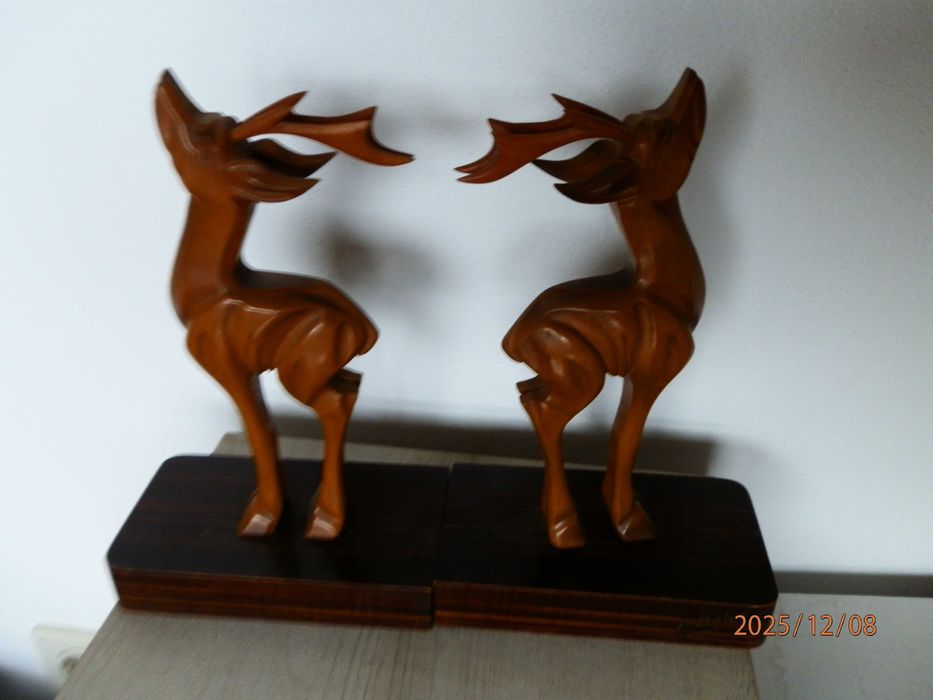 Suportes para Livros  - Sculpidos  assinados  por P. Belys