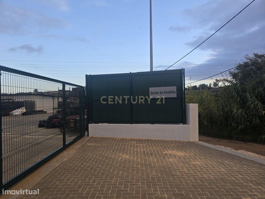 Cedência Espaço de terreno com uma área útil de 700 m²  em Almada  co