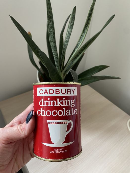 Archiwalna puszka Cadbury drinking chcolate z zawartoscią.