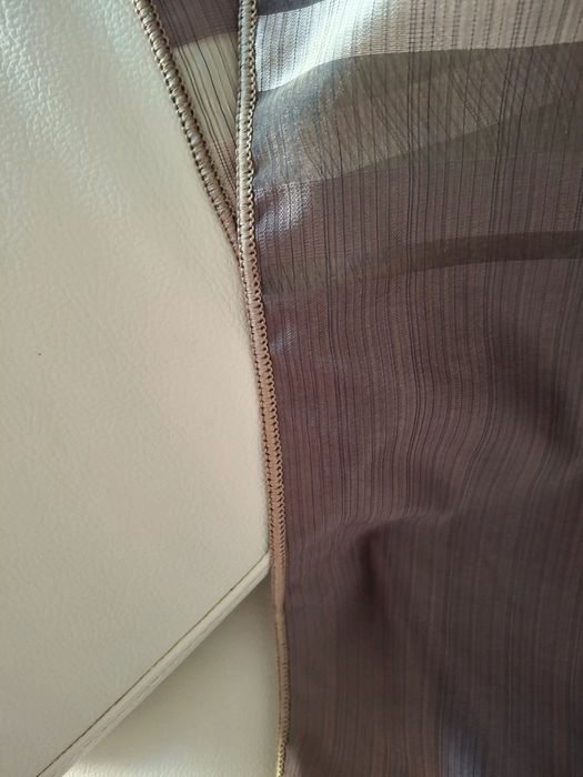 Um cortinado elegante com argolas em excelente estado